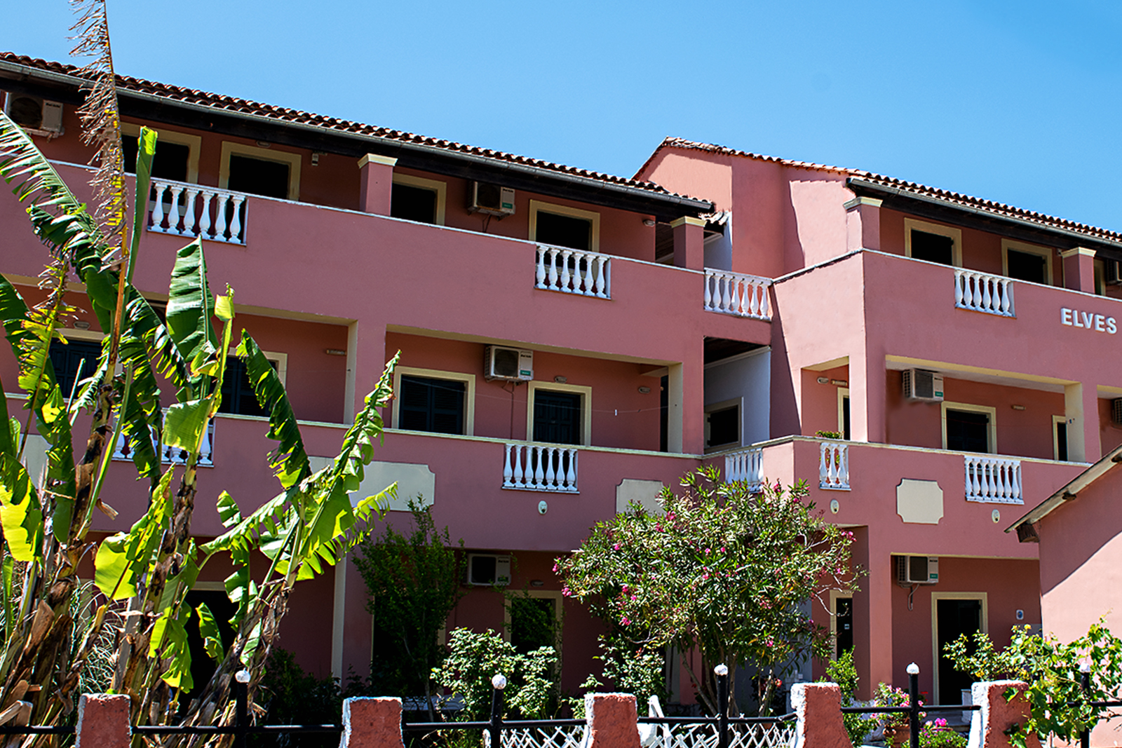 Paradise Hotel / Apartments
