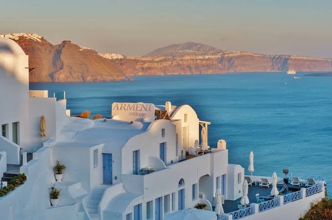 Pezoules of Oia