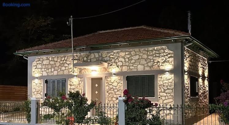 VILLA MIKALEF